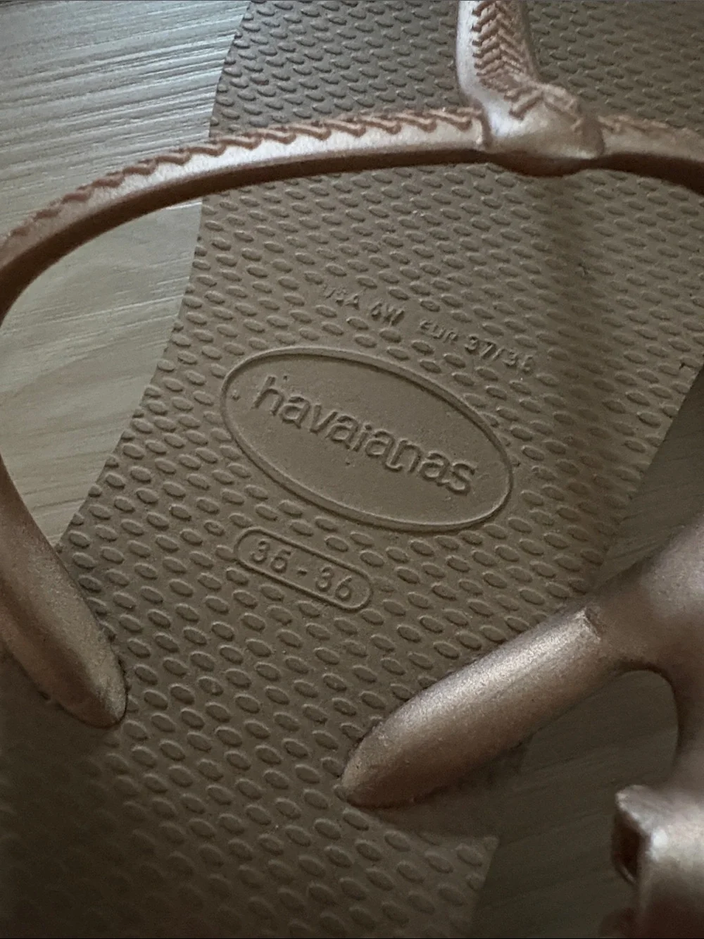 Havaianas Women's Metallic Rose Gold T-Strap Sandals